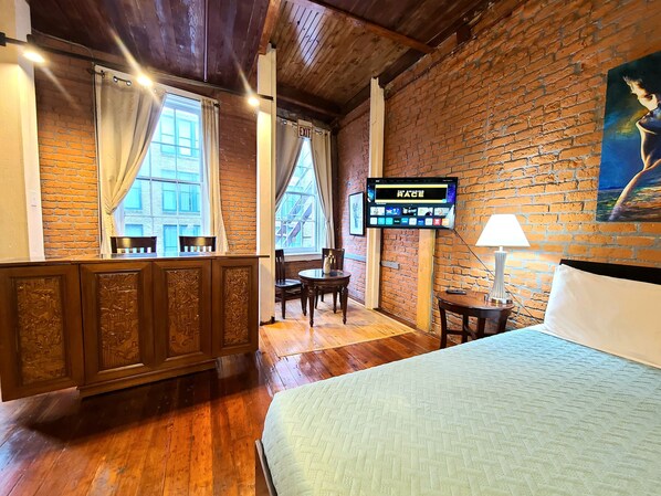 3 bedrooms, iron/ironing board, travel cot, free WiFi - Historic Downtown Hardwood Apartment 2 Minute Walk to French Quarter -3B (New Orleans)