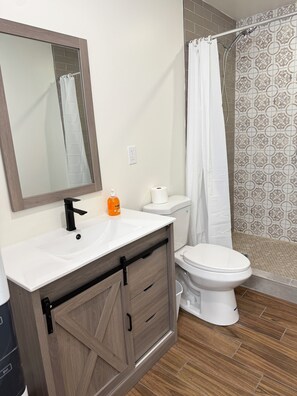 Douche, sĂšche-cheveux, serviettes fournies, savon