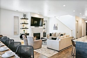 Interior - Arcadia 18 | PRIVATE Hot Tub * Arcades * Games Galore * BBQ (Santa Clara)