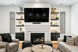 TV, fireplace, video games - Arcadia 18 | PRIVATE Hot Tub * Arcades * Games Galore * BBQ (Santa Clara)