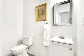 Haartrockner, Handtücher, Seife, Shampoo