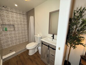 Een haardroger, handdoeken, zeep, shampoo