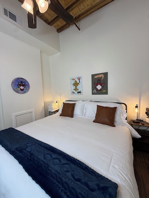 2 chambres, fer et planche à repasser, lit de bébé portatif