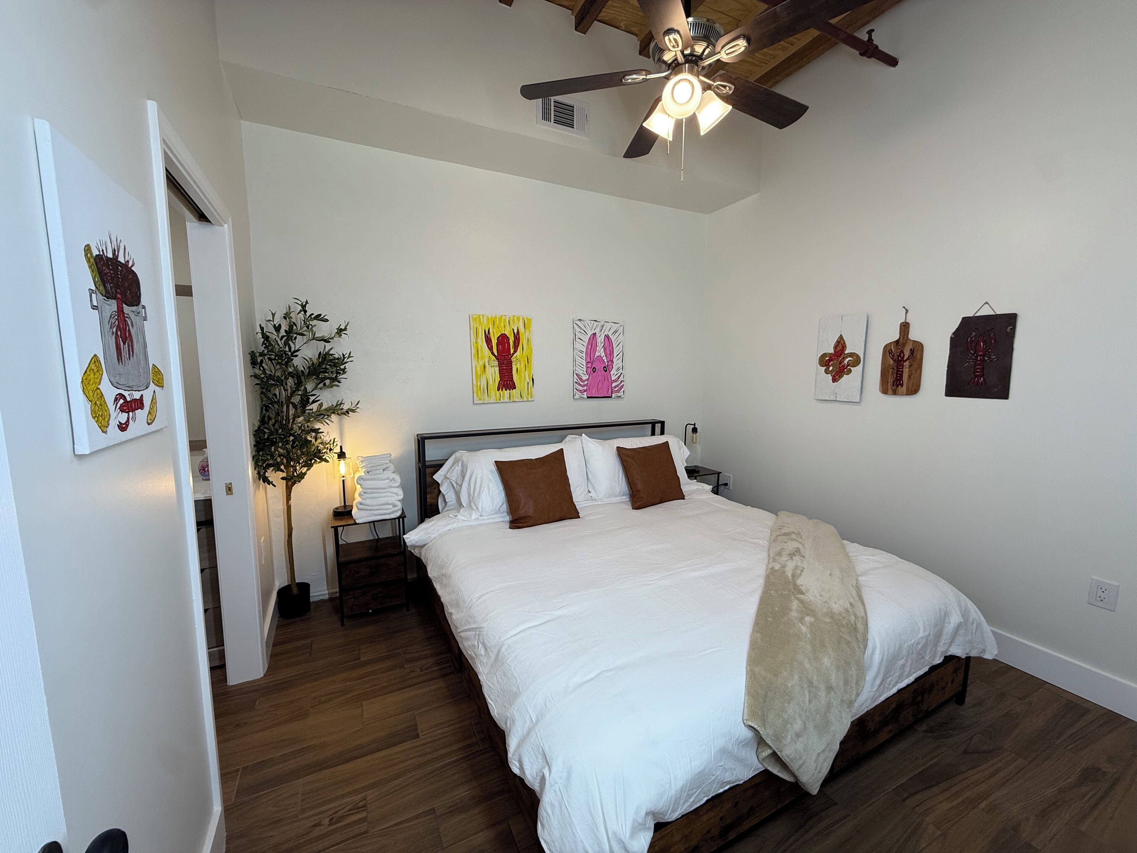 2 habitaciones, tabla de planchar con plancha y cuna de viaje 