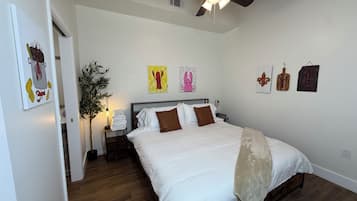 2 habitaciones, tabla de planchar con plancha y cuna de viaje