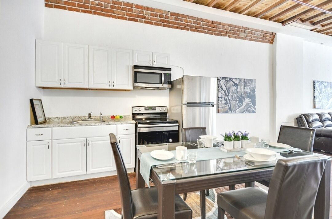 Réfrigérateur, micro-ondes, four, plaque de cuisson