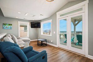 Televisión, reproductor de DVD y videoteca 