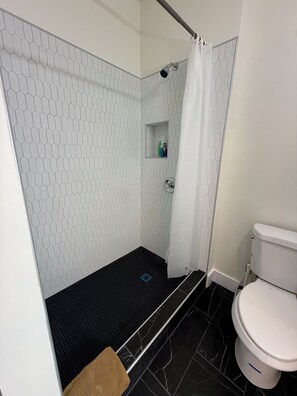 Secadora de cabello, toallas, jabón, shampoo 