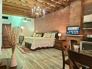 Bügeleisen/Bügelbrett, Reisekinderbett, kostenloses WLAN, Bettwäsche
