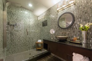 タオル、石鹸、シャンプー、トイレットペーパー