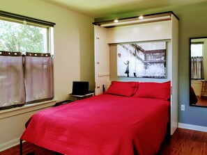 2 bedrooms, desk, WiFi, bed sheets
