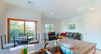 Stylish condo w/ balcony, private washer/dryer, & full kitchen - close to river