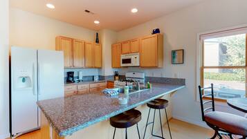 Een koelkast, een magnetron, een oven, een kookplaat