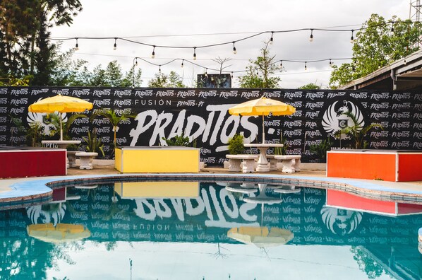 Una piscina al aire libre