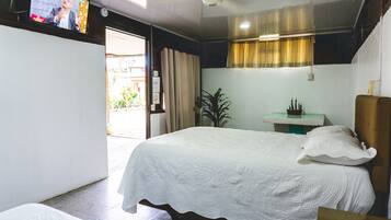 Habitación triple superior, accesible para personas con discapacidad | Decoración individual, tabla de planchar con plancha, wifi gratis