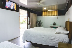 Habitación triple superior, accesible para personas con discapacidad | Decoración individual, tabla de planchar con plancha, wifi gratis