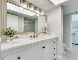 Combined shower/tub, hair dryer, towels