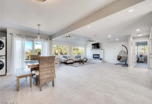 Télévision, cheminée