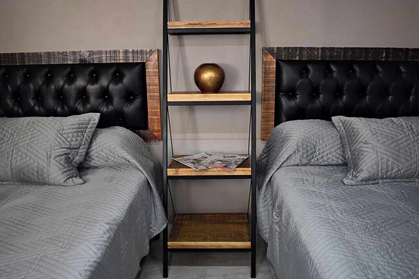 Habitación estándar, 2 camas matrimoniales | Caja de seguridad en la habitación y escritorio 