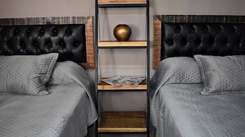 Habitación estándar, 2 camas matrimoniales | Caja de seguridad en la habitación y escritorio