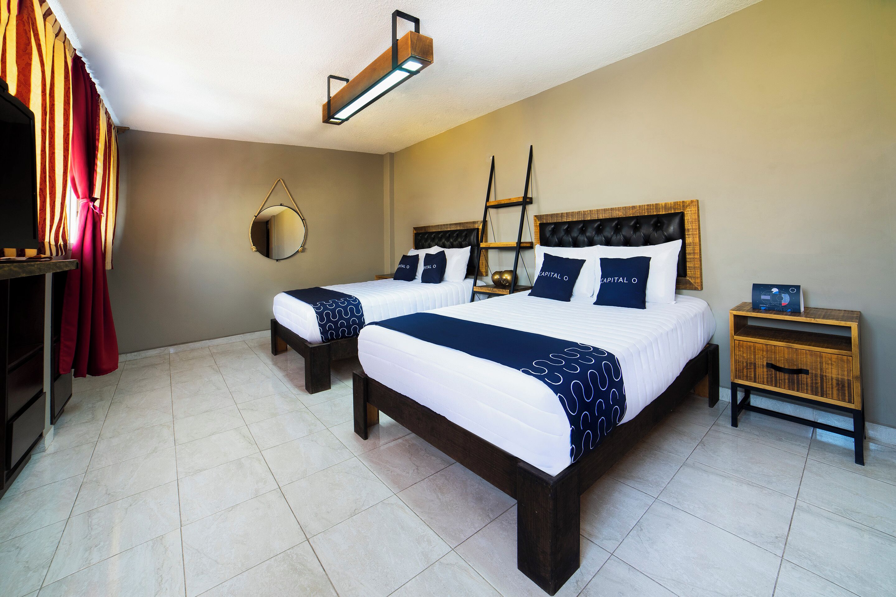 Habitación estándar, 2 camas matrimoniales | Caja de seguridad en la habitación y escritorio 