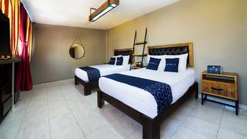 Habitación estándar, 2 camas matrimoniales | Caja de seguridad en la habitación y escritorio