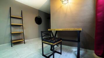 Habitación estándar | Caja de seguridad en la habitación y escritorio