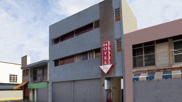 Vista frontal de la propiedad