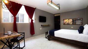 Habitación estándar | Caja de seguridad en la habitación y escritorio