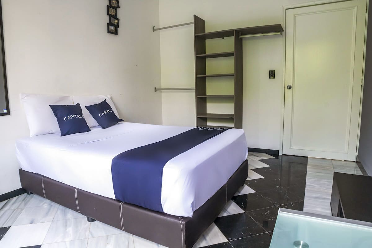 Habitación estándar, 1 cama matrimonial, baño compartido | 1 habitación, escritorio, wifi gratis y ropa de cama