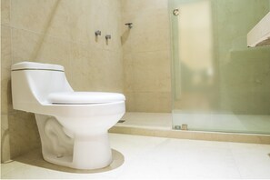 Deluxe Suite, 2 Katil Kelamin (Double), Private Bathroom | Bilik Mandi | Pancuran mandi, kelengkapan dandanan diri percuma, tuala disediakan 