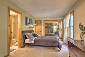 2 bedrooms, desk, travel cot, Internet - Cozy Condo on Vasquez Creek w/ Free Shuttle Access (Winter Park)