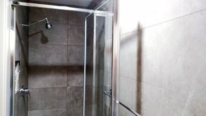 Ducha, toallas y papel higiénico