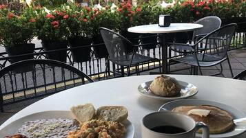 Desayuno completo todos los días (con cargo)
