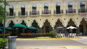 Vista frontal de la propiedad