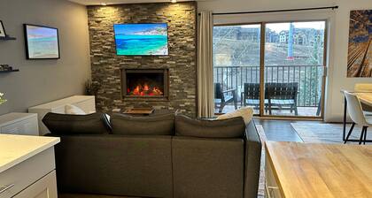 Ski In Ski Out: 2 King Beds, Hot Tub , Gas Fireplace,Balcony, Close to Base Area