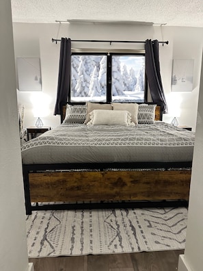 2 chambres, fer et planche à repasser, lit de bébé portatif