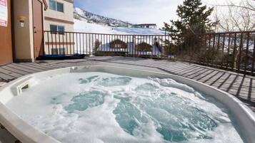 Tina de hidromasaje al aire libre