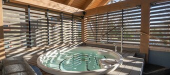 Mountainside Condo: King Bed/Hot Tub/On Free Bus Route/Fireplace