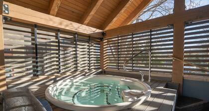 Mountainside Condo: King Bed/Hot Tub/On Free Bus Route/Fireplace