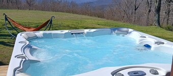 5-bedroom lodge near Ozark National Forest and Lake Fort Smith state park.