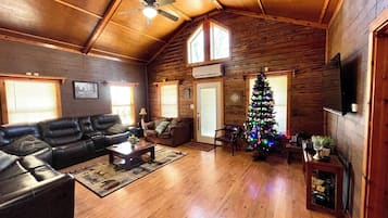 TV connectée, lecteur de DVD, baby-foot, table de tennis de table