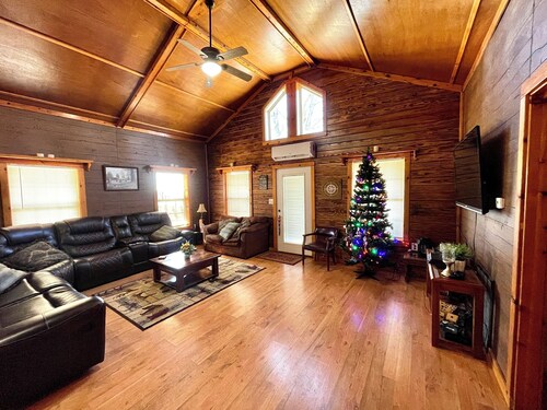 5-bedroom lodge near Ozark National Forest and Lake Fort Smith state park.