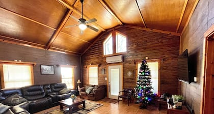 5-bedroom lodge near Ozark National Forest and Lake Fort Smith state park.