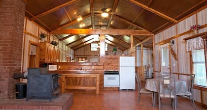 5-bedroom lodge near Ozark National Forest and Lake Fort Smith state park.