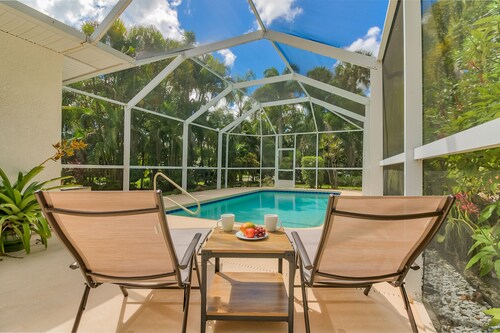 Private Heated Pool & Beach House: 3 King Beds , TVs throughout, 1000mbps WiFi