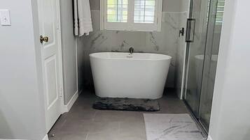 Ensemble douche/baignoire, sèche-cheveux, serviettes fournies, savon