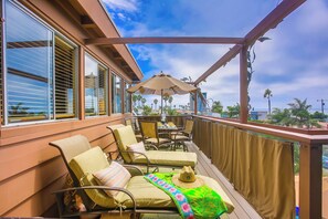Outdoor dining - Above the Beach - Steps to the beautiful San Diego Beaches with Ocean Views (San Diego)