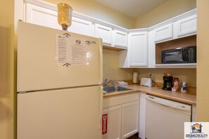 Jääkaappi, mikroaaltouuni, liesi, astianpesukone