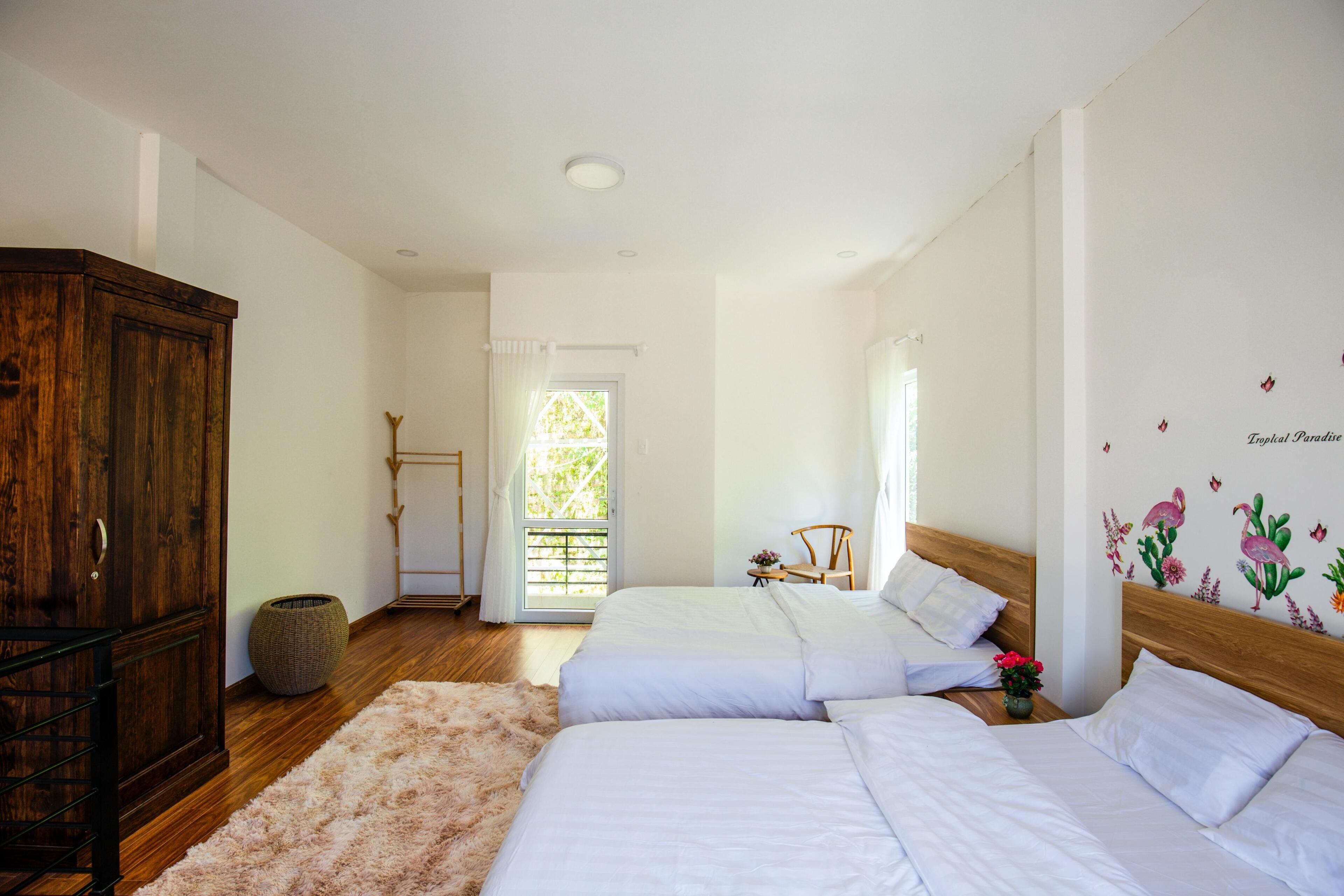 4 bedrooms, in-room safe, internet